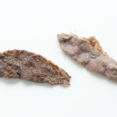 焼いた肉と茹でた肉の写真