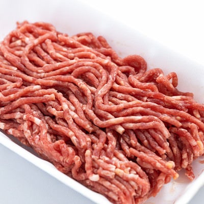 白い食品トレーに盛られた合挽肉のミンチ肉の写真