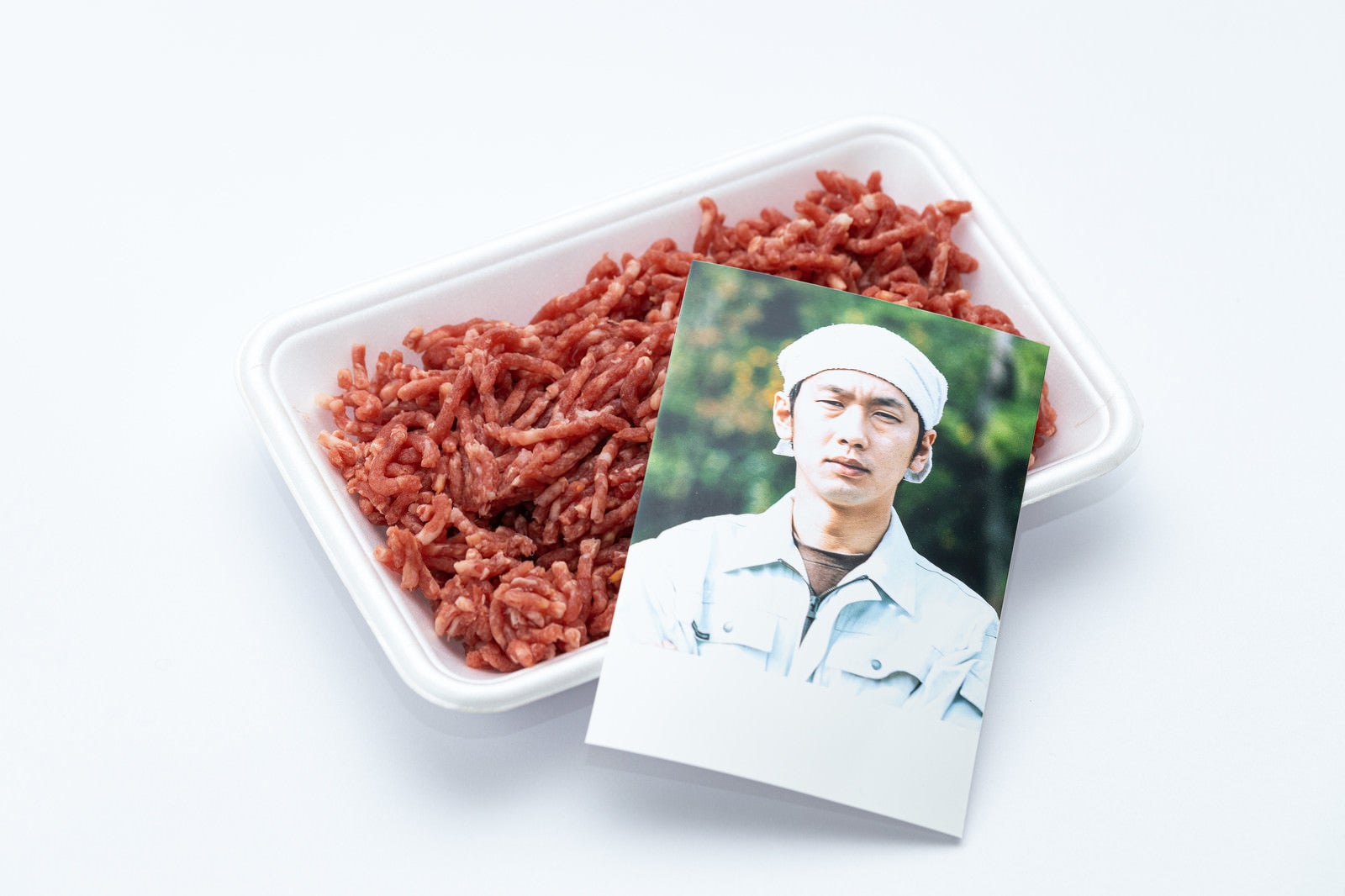 「ミンチ肉と生産者の写真」の写真［モデル：大川竜弥］