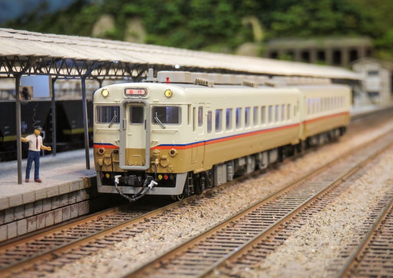 DD51形ディーゼル機関車牽引の50系 客車列車の模型の無料