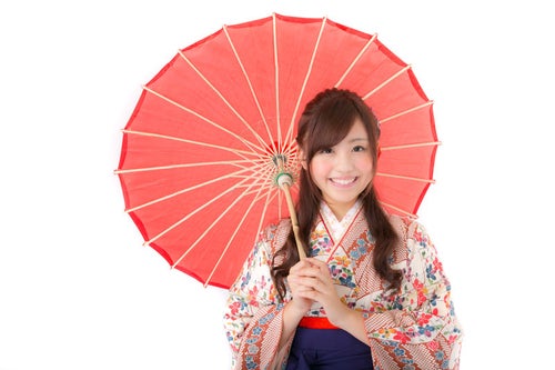 和傘を持つ着物の女性の写真