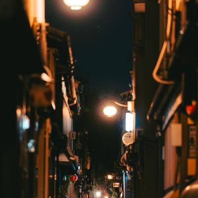 深夜の先斗町通りを照らす街灯の写真