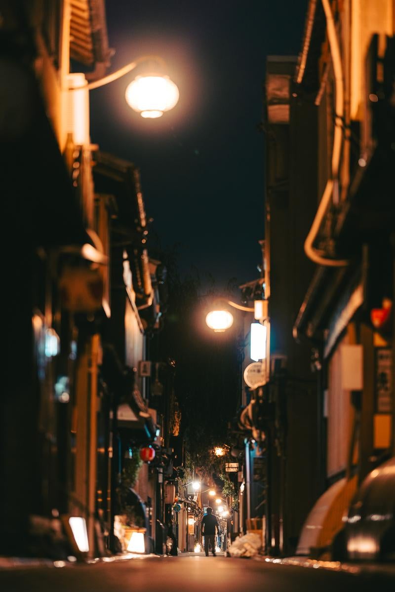 「深夜の先斗町通りを照らす街灯」の写真