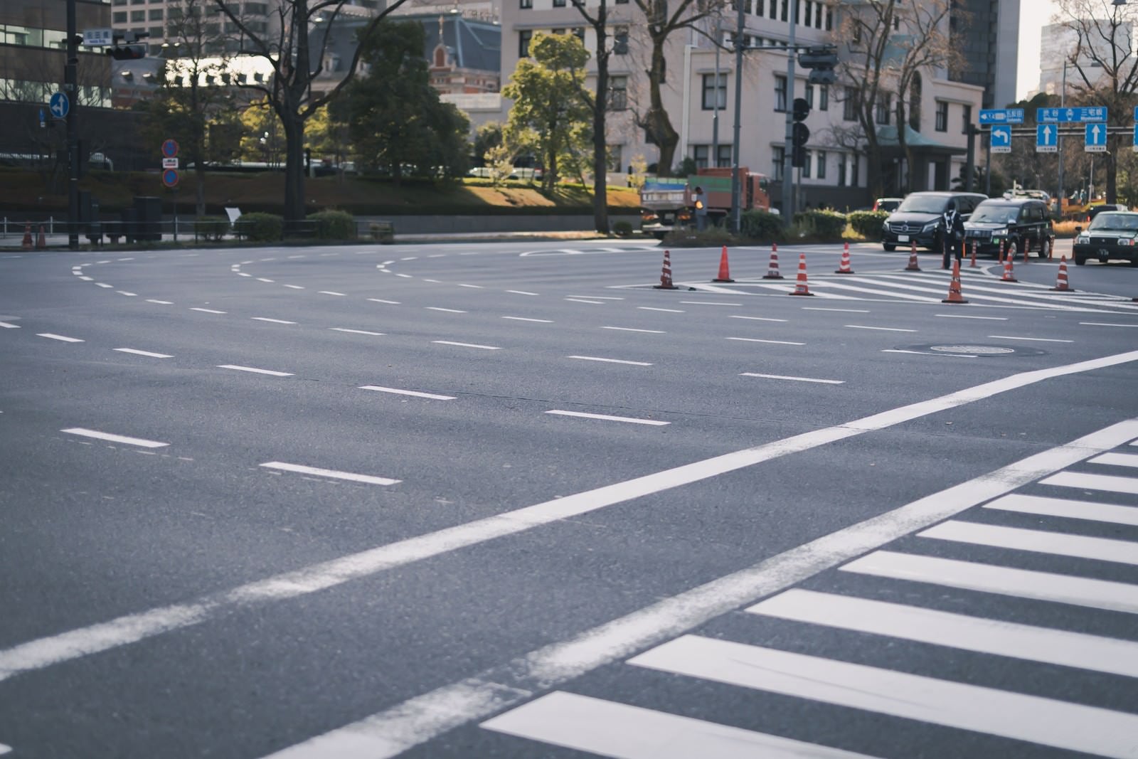 「祝田橋の交差点と交通整理をする警察官」の写真