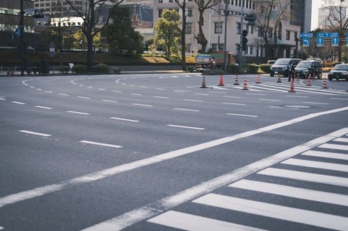 祝田橋の交差点と交通整理をする警察官の写真
