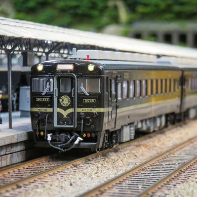 ＪＲ九州の観光列車「あそ１９６２」の模型の写真