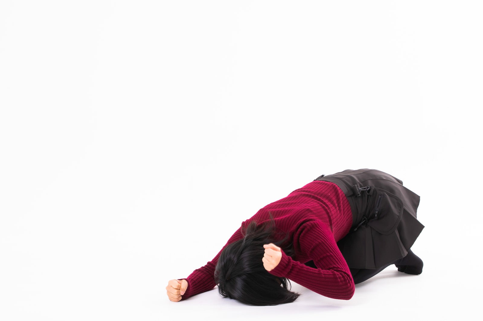 「悔しがって床をドンドンする女性」の写真［モデル：にゃるる］