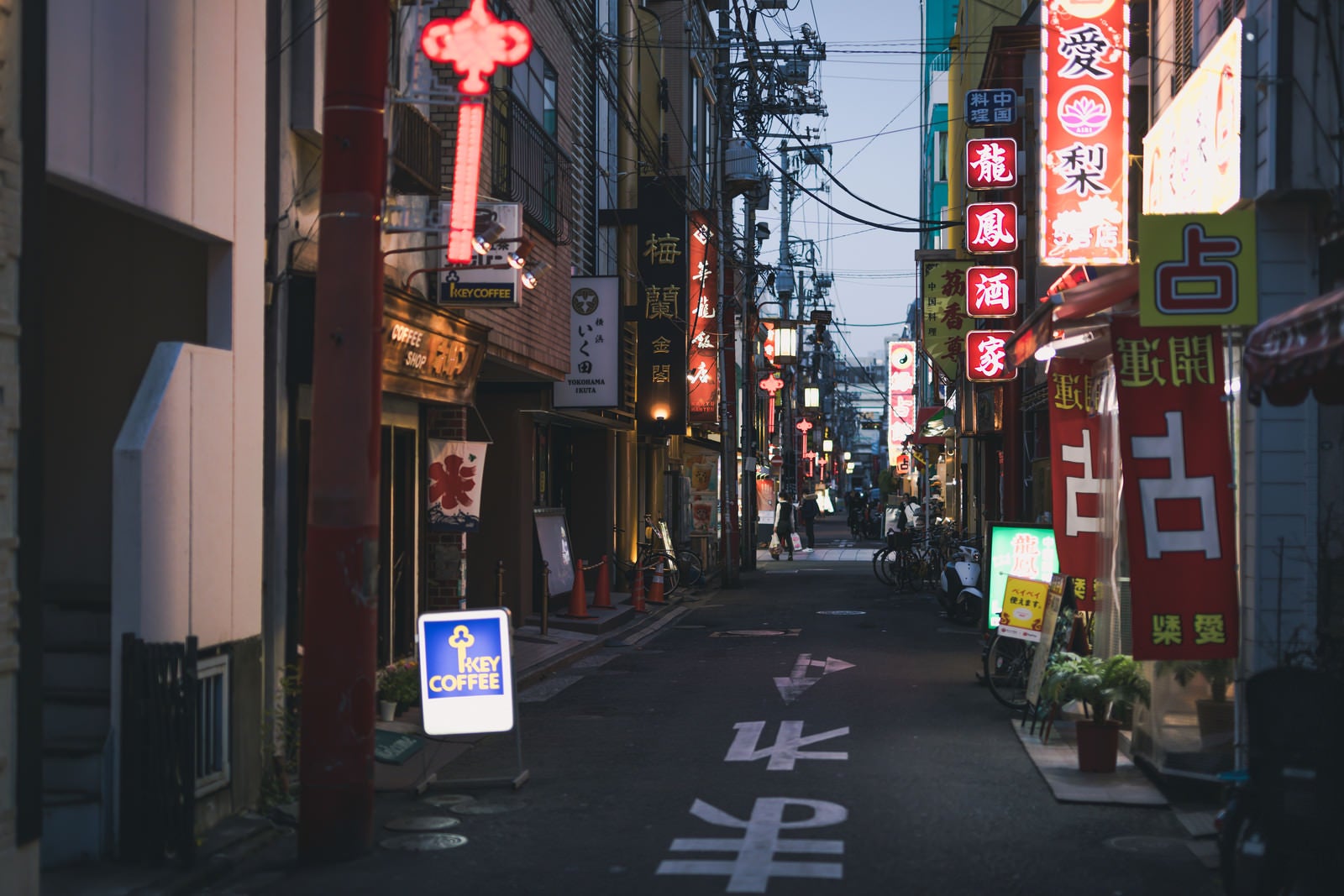 「日が暮れた横浜中華街」の写真