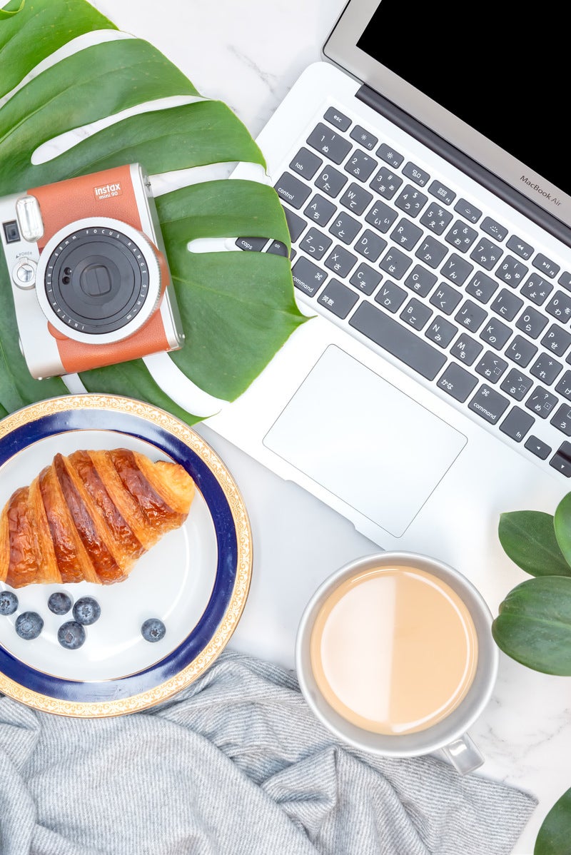 「インスタントカメラと朝食のクロワッサン」の写真