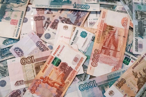 散らばったロシアルーブルの紙幣の写真