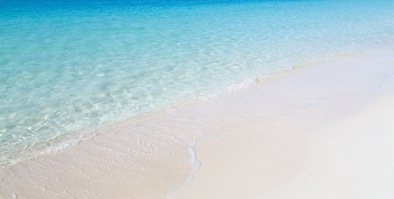 透明度の高い宮古島の前浜ビーチの海の写真