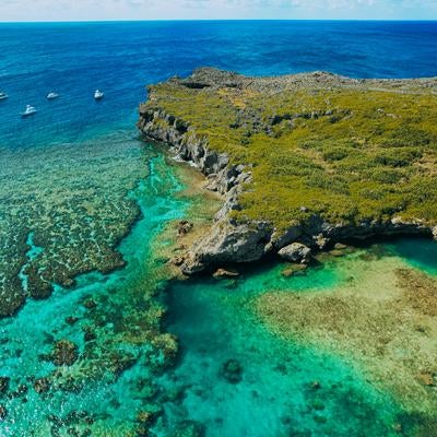 宮古島の透き通った海と珊瑚礁の写真