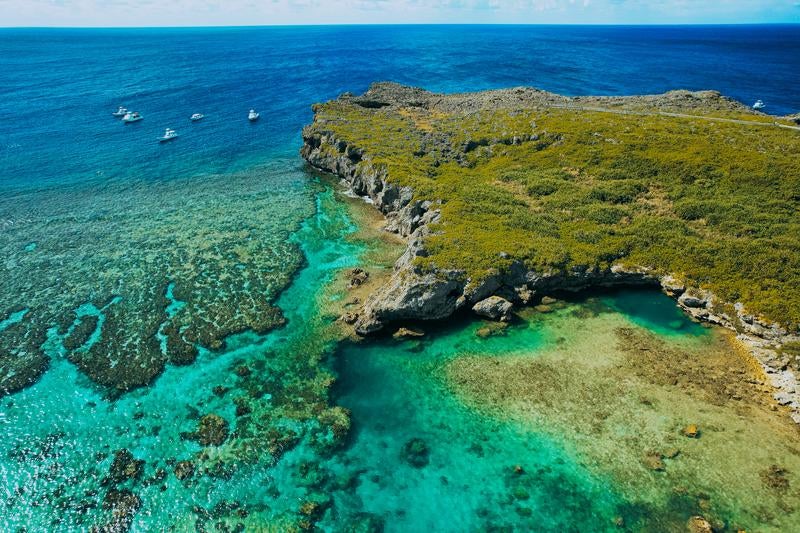 宮古島の透き通った海と珊瑚礁の写真