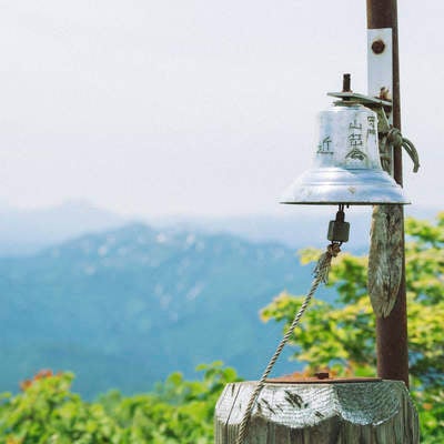 守門岳山頂の鐘の写真