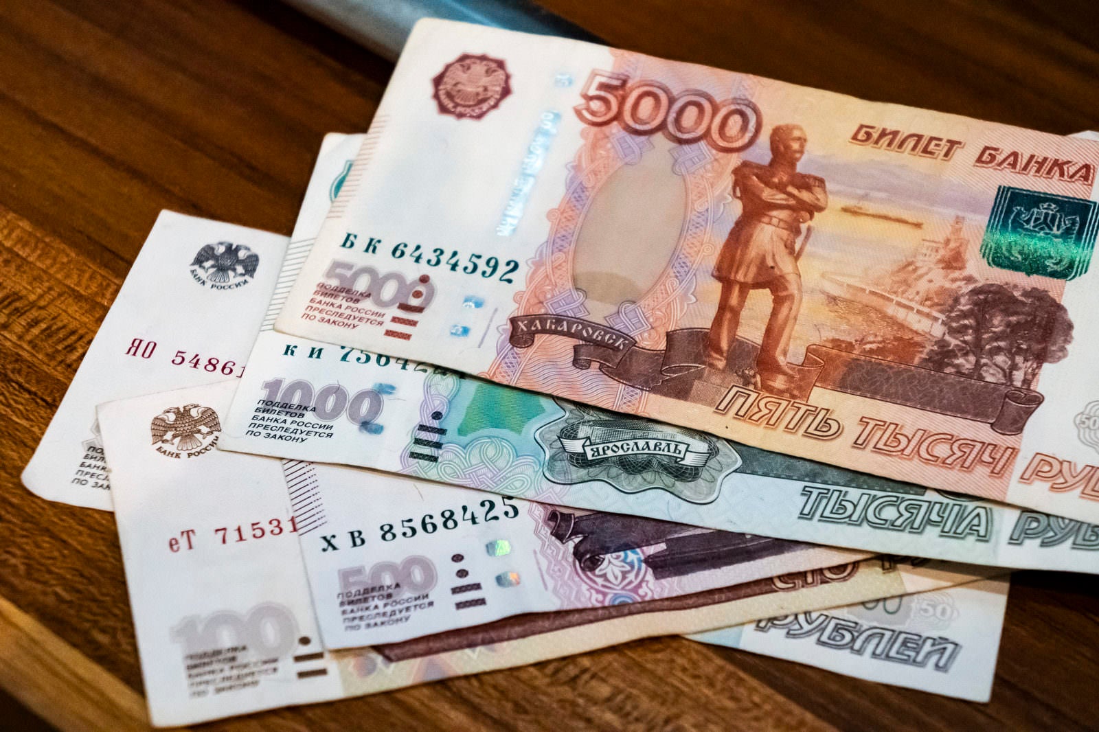 「無造作に置かれたロシアルーブルの紙幣」の写真