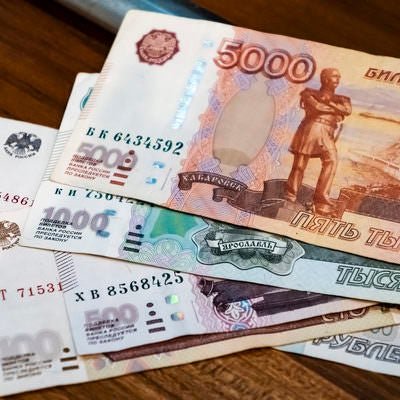 無造作に置かれたロシアルーブルの紙幣の写真