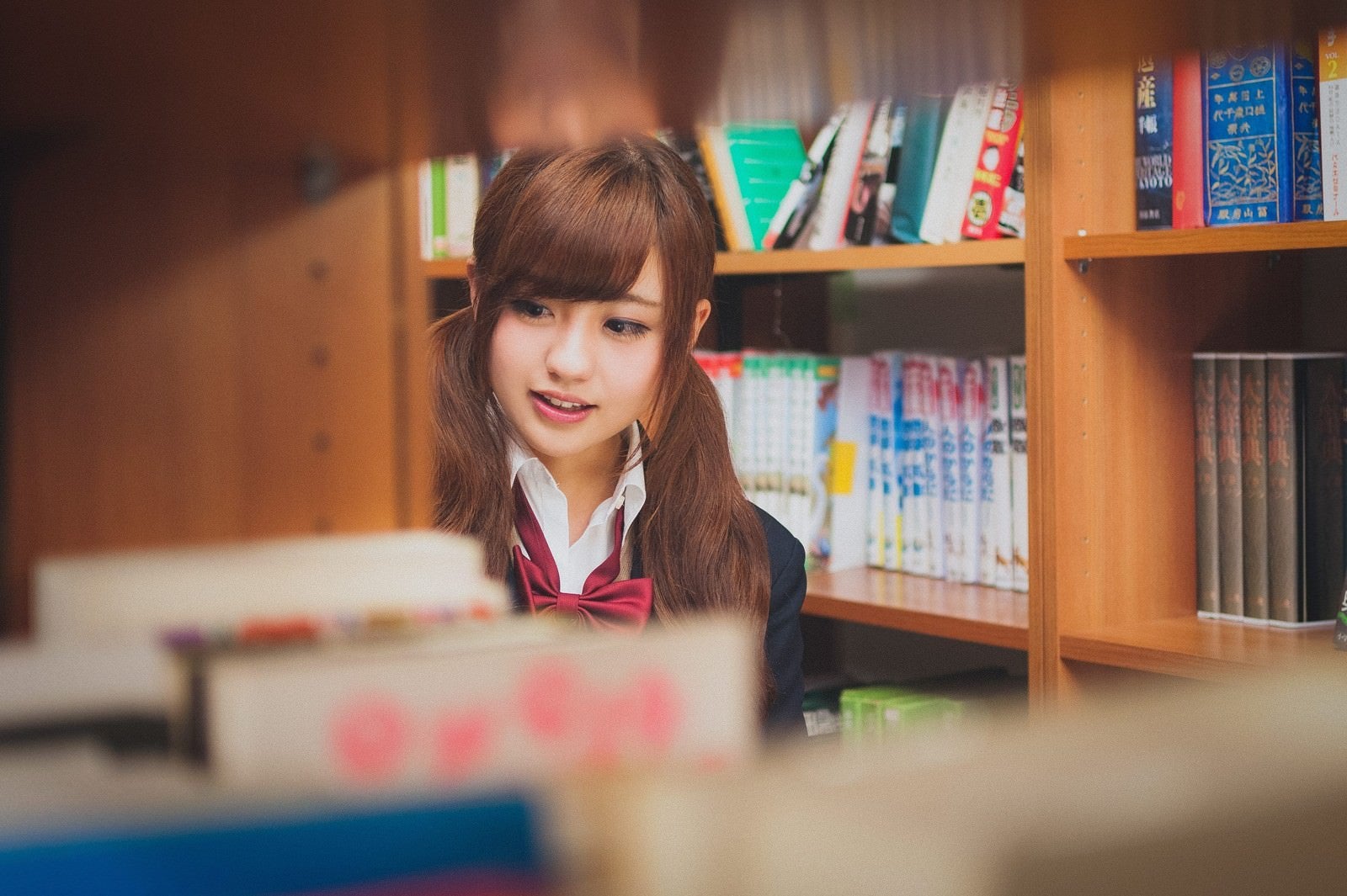「放課後の図書室で彼氏を待つ健気な女の子」の写真［モデル：河村友歌］