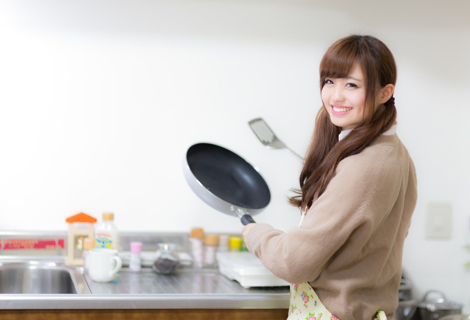 「年上の彼氏のために晩ご飯を作るJK」の写真［モデル：河村友歌］
