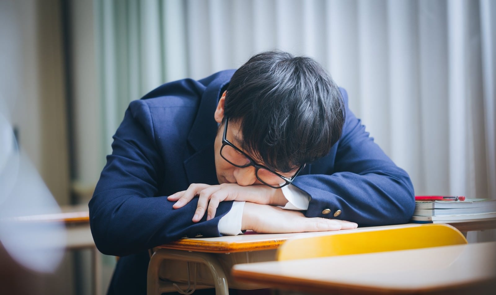 「補習中居眠りをする留年候補生」の写真［モデル：大川竜弥］