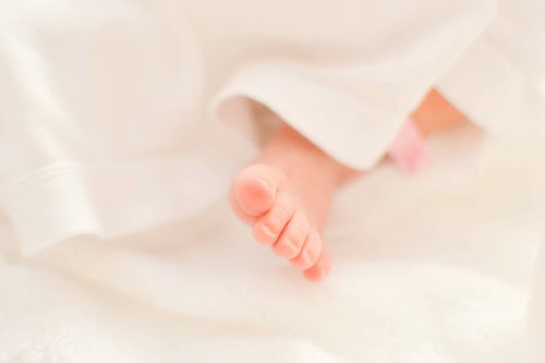 新生児のムチムチな小さい両足の写真
