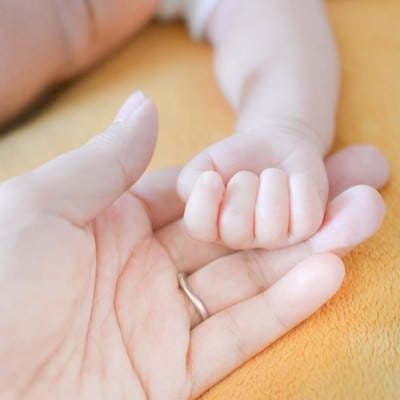 新生児と親の手の写真