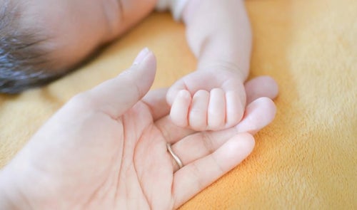 新生児と親の手の写真