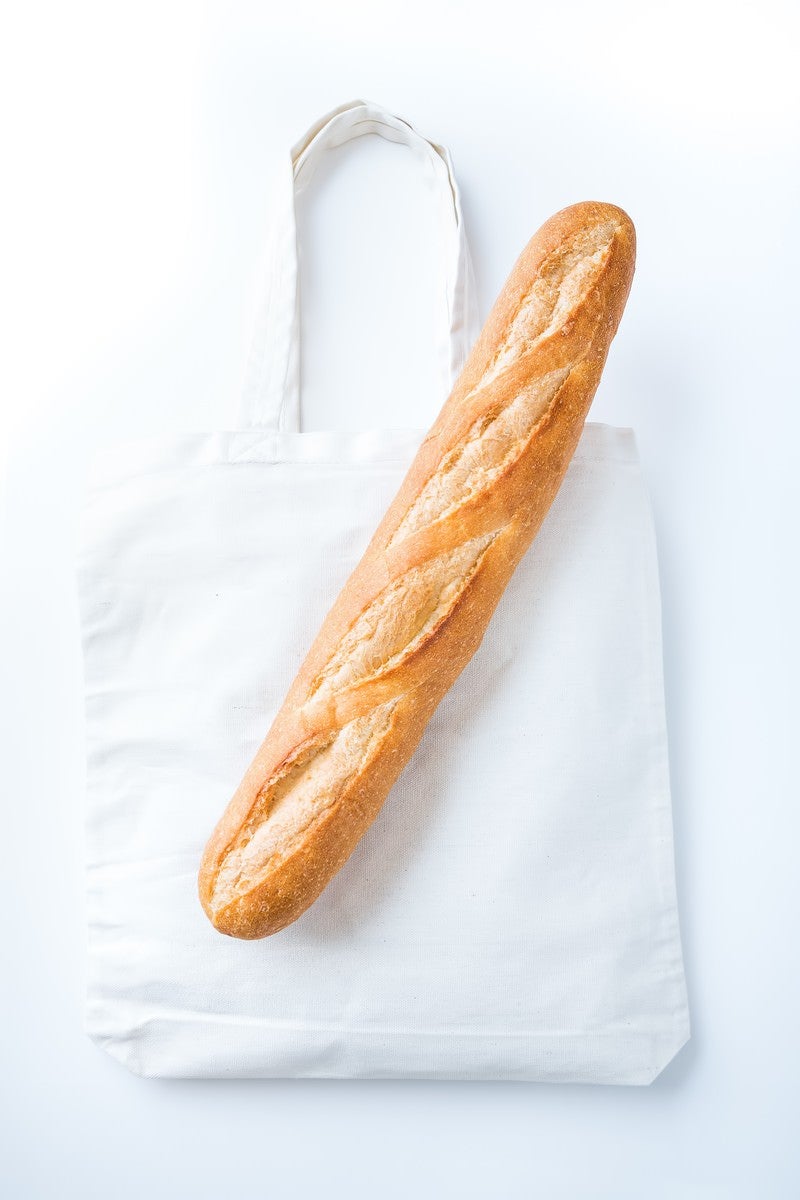 「トートバッグとフランスパン」の写真
