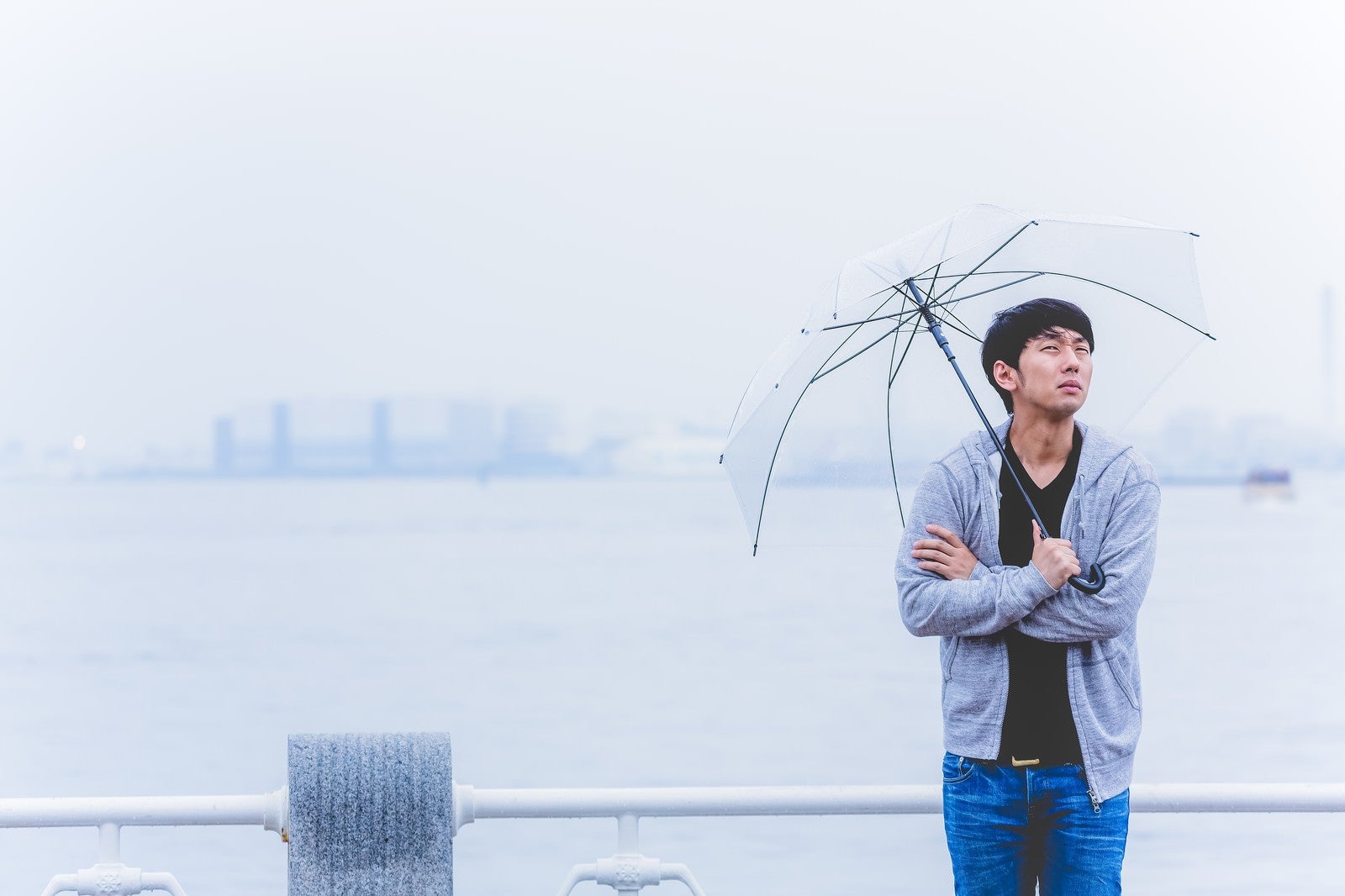 「雨の中、出番待ちの若手俳優」の写真［モデル：大川竜弥］