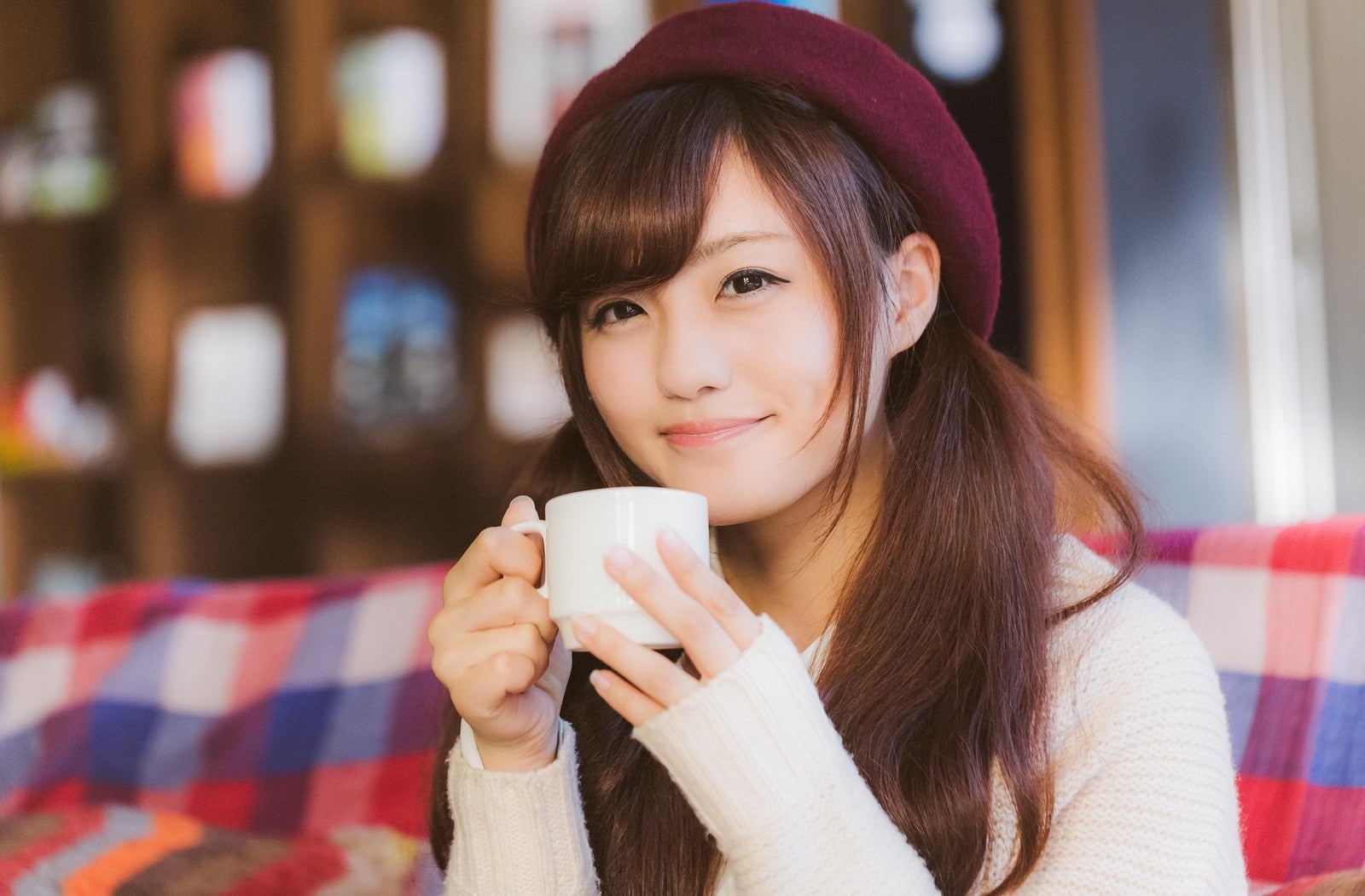 「満面の笑みでコーヒーを飲む彼女」の写真［モデル：河村友歌］