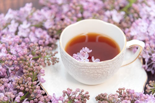 ライラックに溢れる紅茶の写真