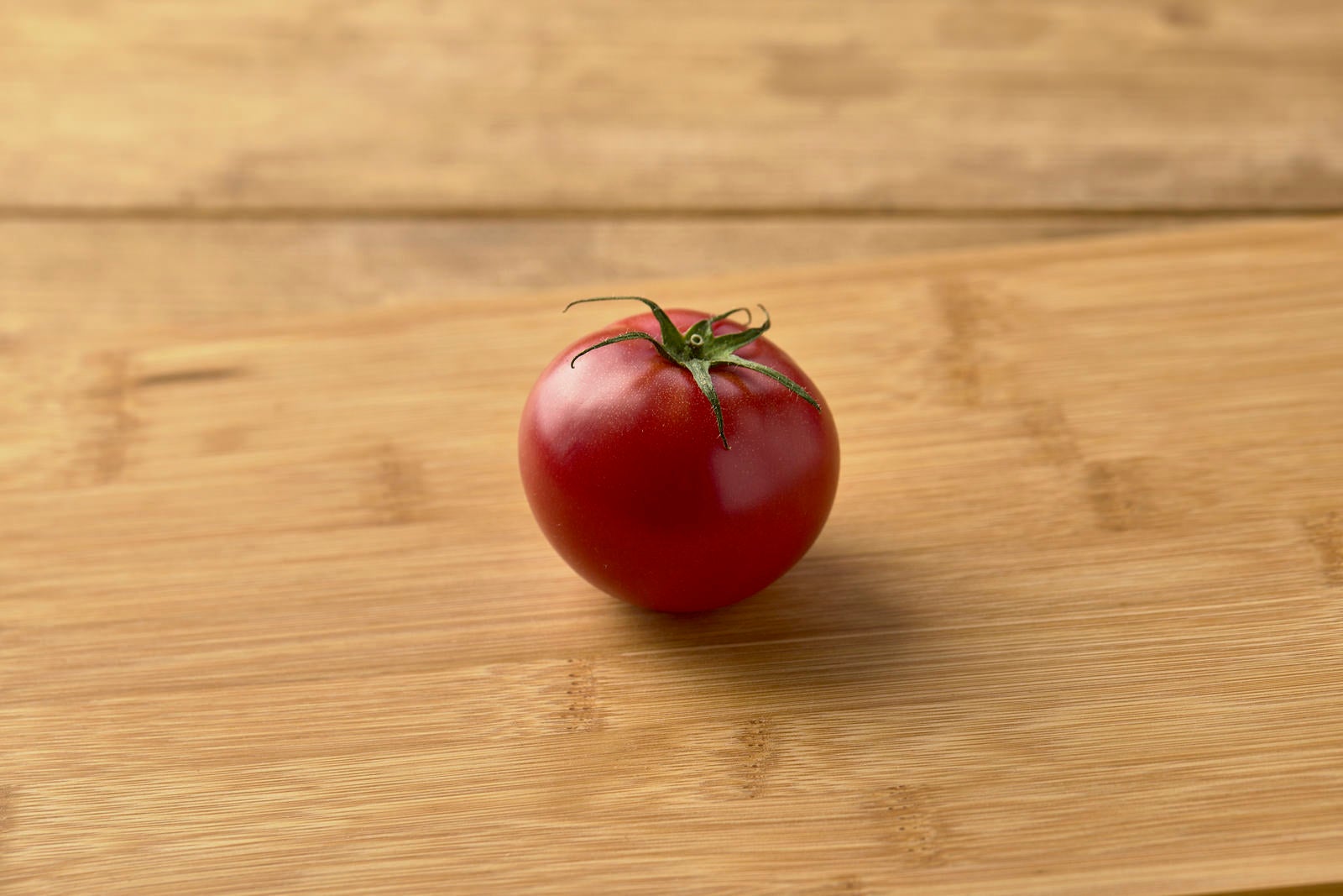 「取り残された一個のミニトマト」の写真