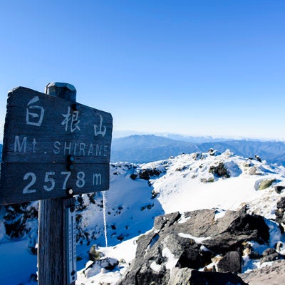 冬の日光白根山山頂指導標の写真