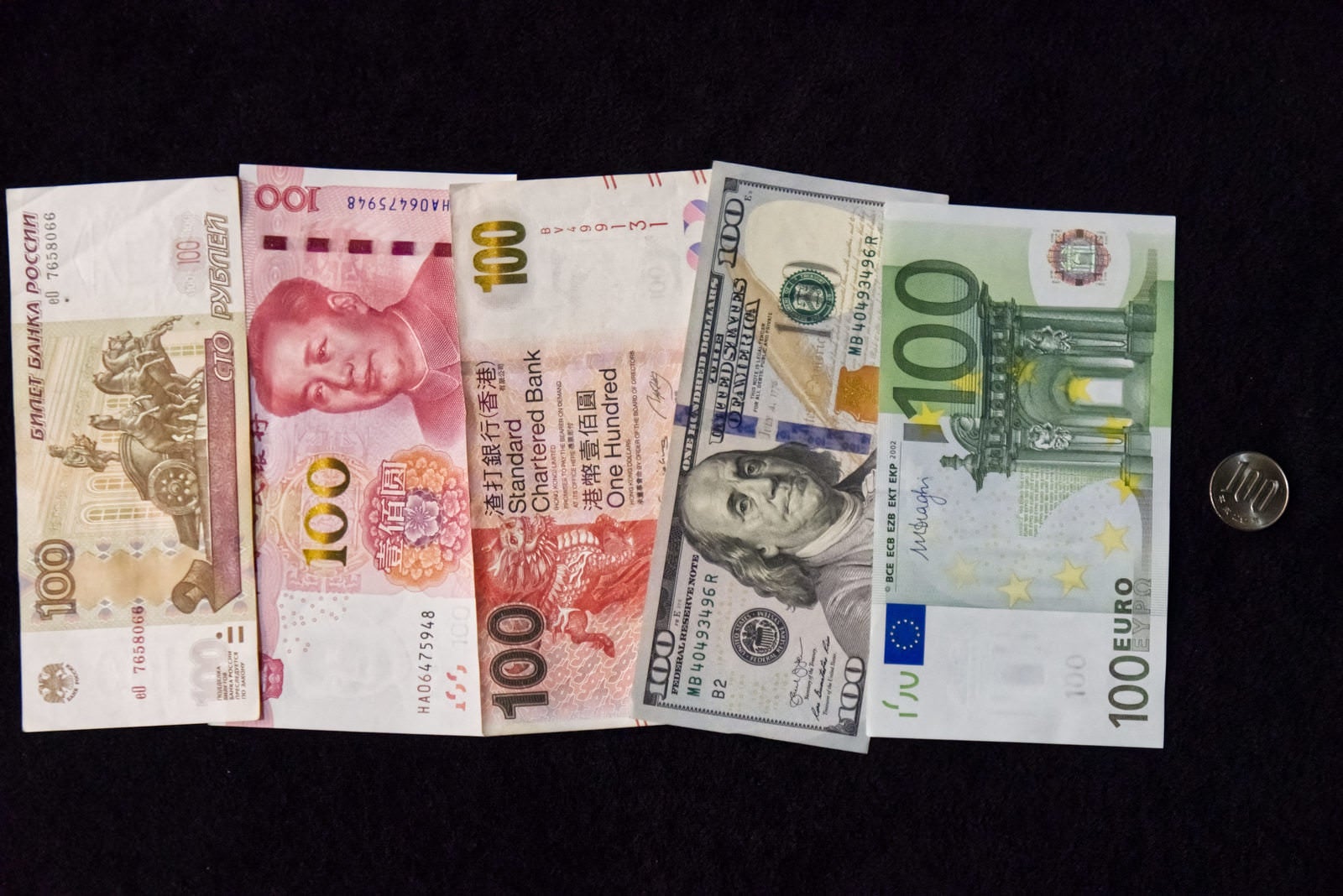 「色んな国の通貨（100単位）」の写真