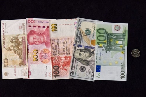 色んな国の通貨（100単位）の写真