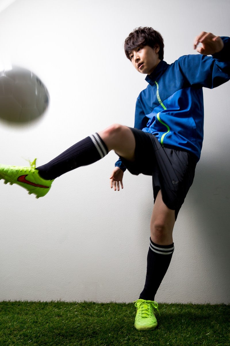 「室内でサッカーボールをトラップする女性選手」の写真［モデル：八木彩香］