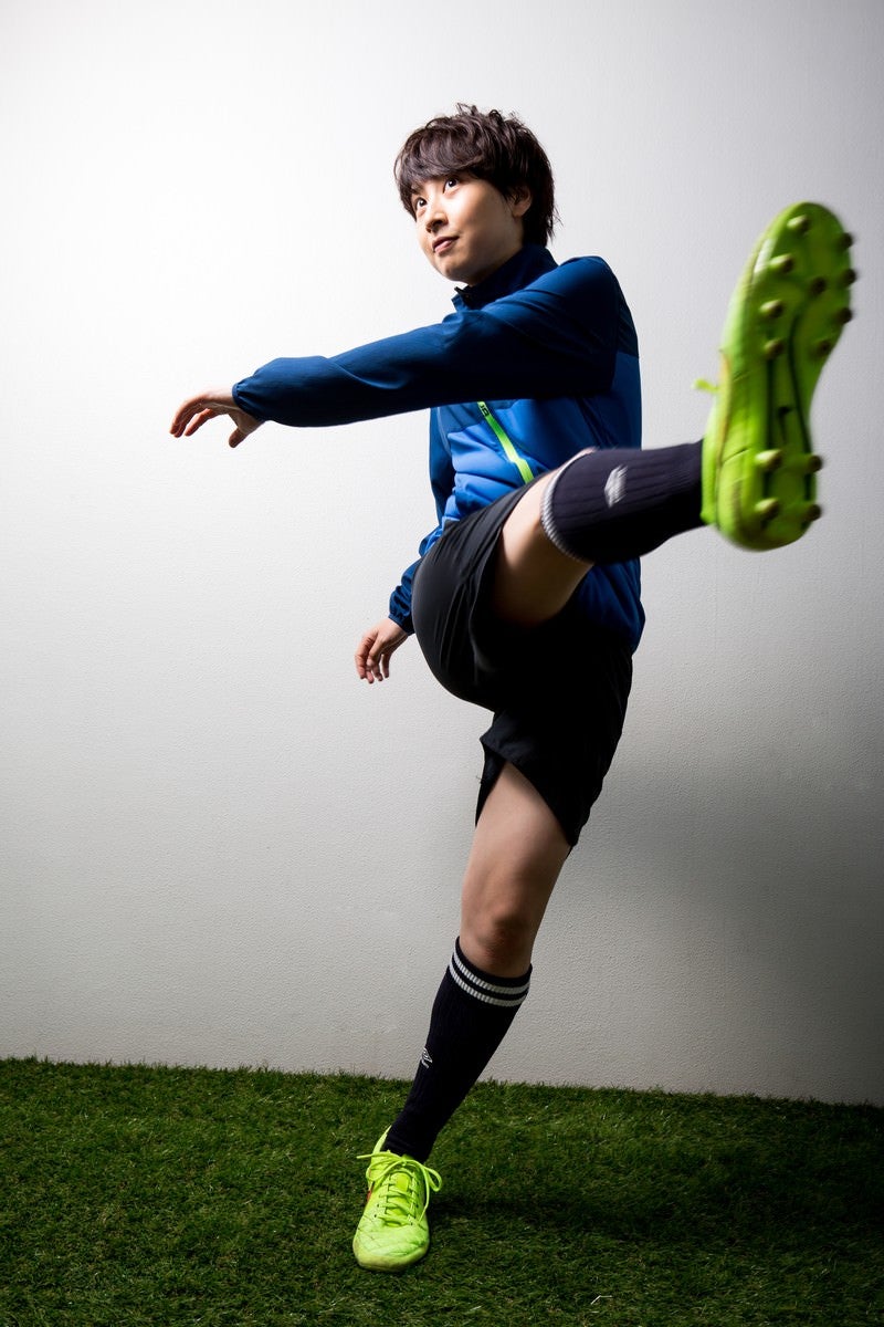 「フリーキックをする女性サッカー選手」の写真［モデル：八木彩香］