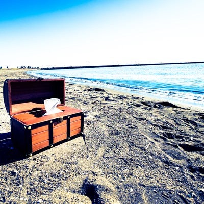 海岸線と宝箱ティッシュケースの写真
