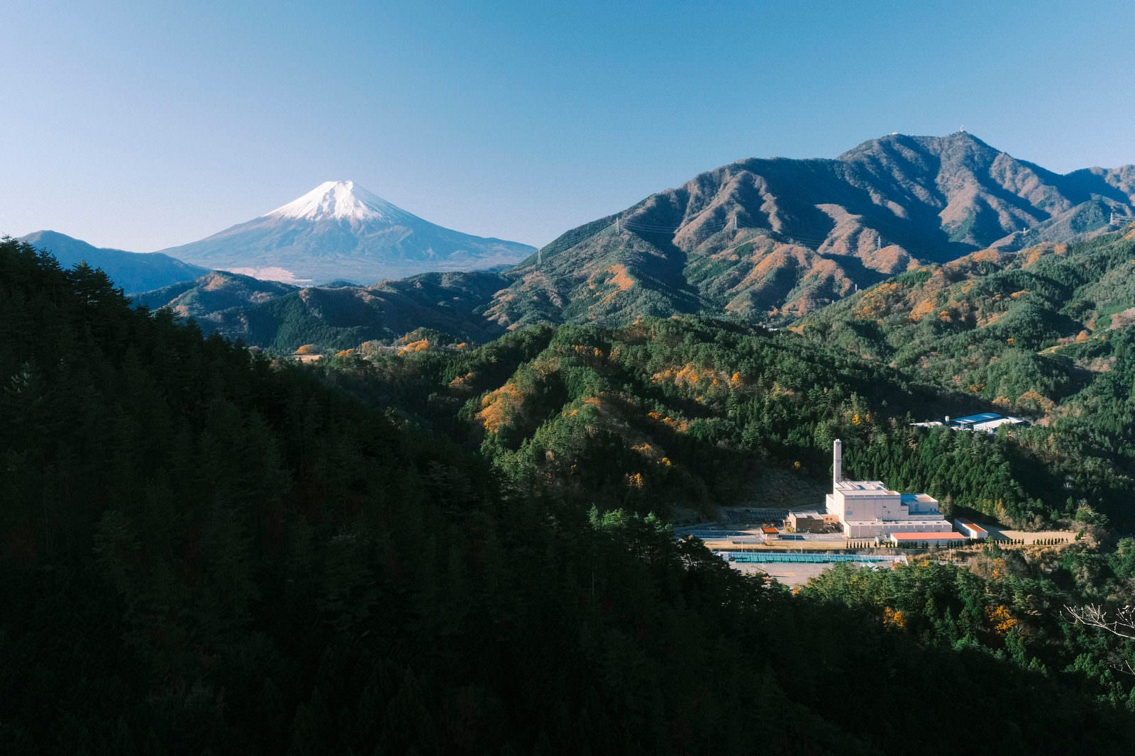 「富士山と山村の施設」の写真
