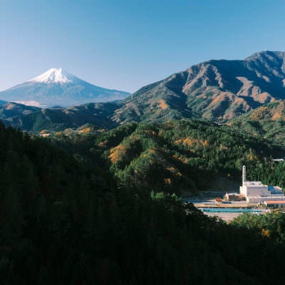富士山と山村の施設の写真