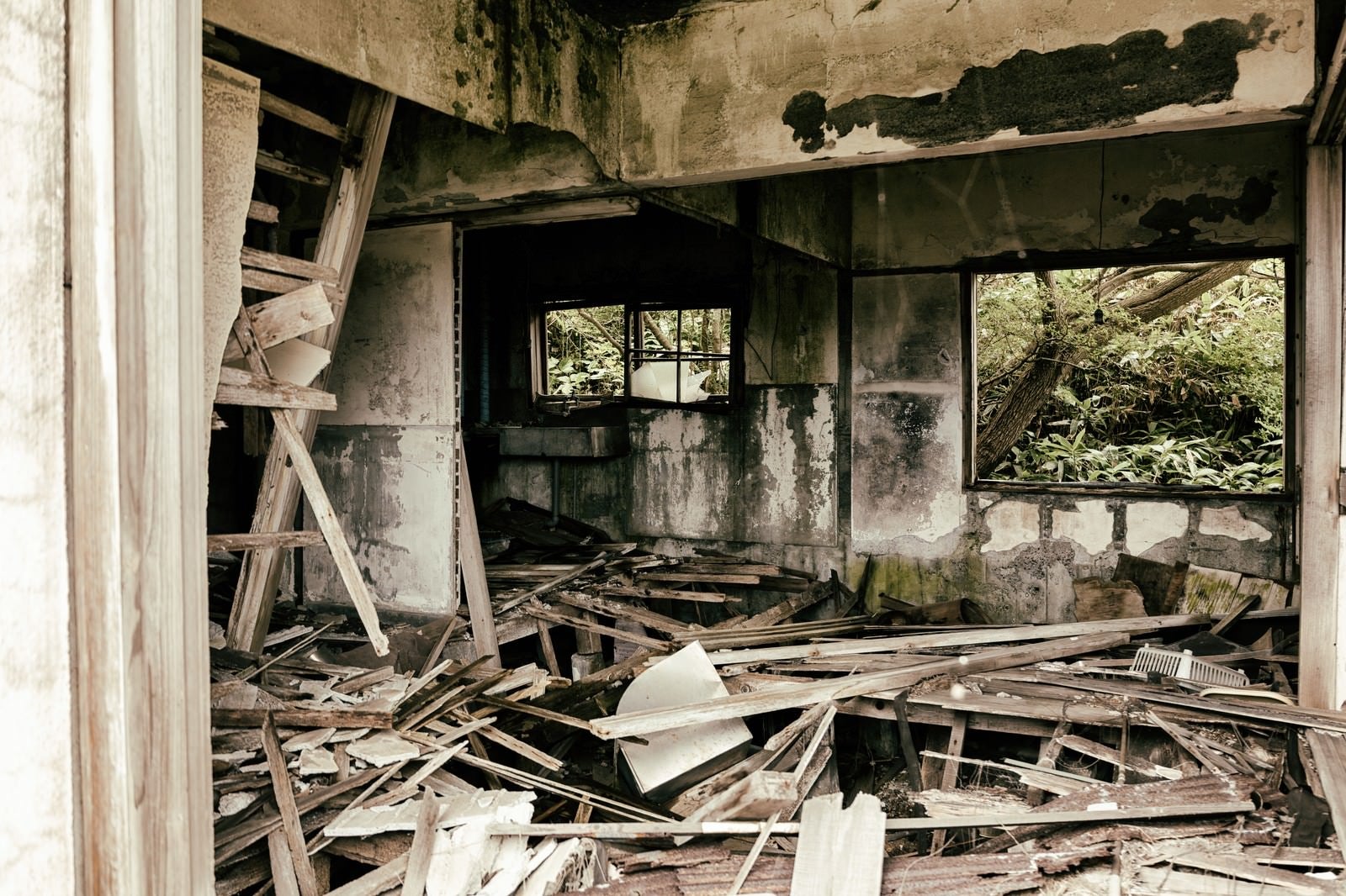 「床が抜けてボロボロの廃アパートの中」の写真