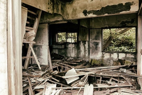 床が抜けてボロボロの廃アパートの中の写真