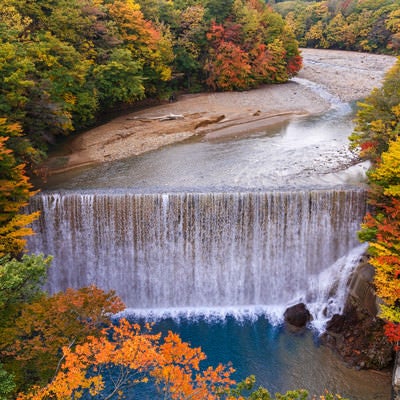 八幡平の紅葉と滝の写真