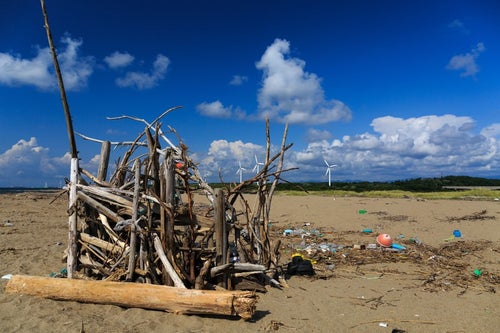 海岸の廃物とゴミの写真