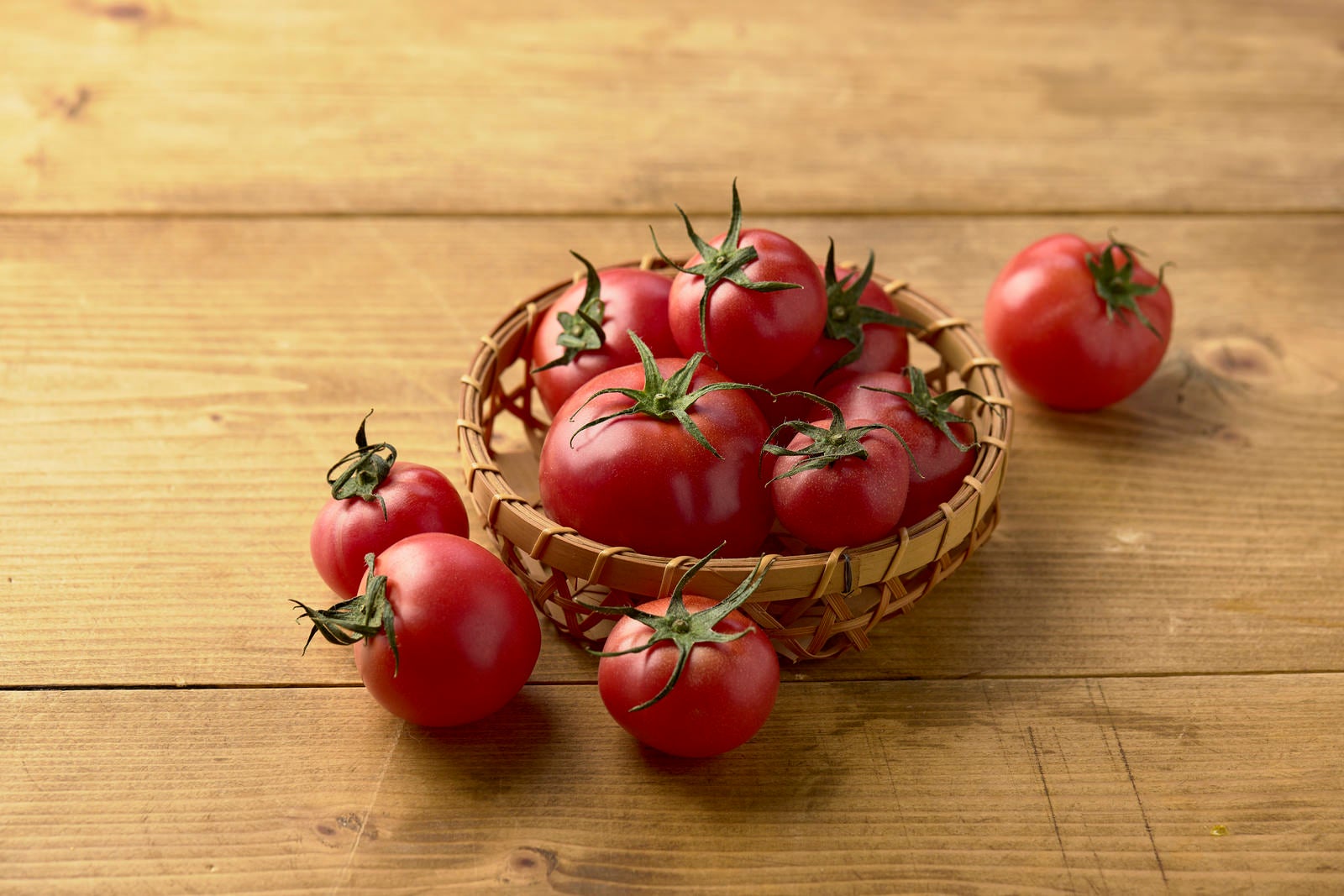 「籠から溢れたミニトマト」の写真
