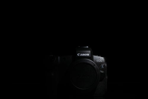 デジタルミラーレス一眼レフカメラ　レンズ未装着ボディ（CANON EOS R）の写真