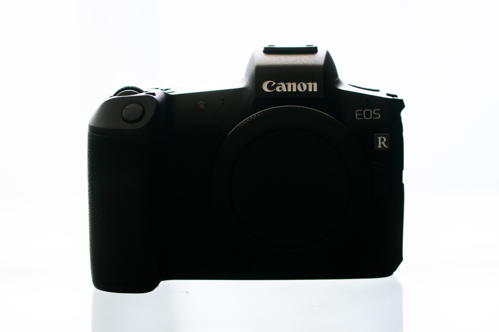 「デジタルミラーレス一眼レフカメラ（CANON EOS R 白バック）」の写真