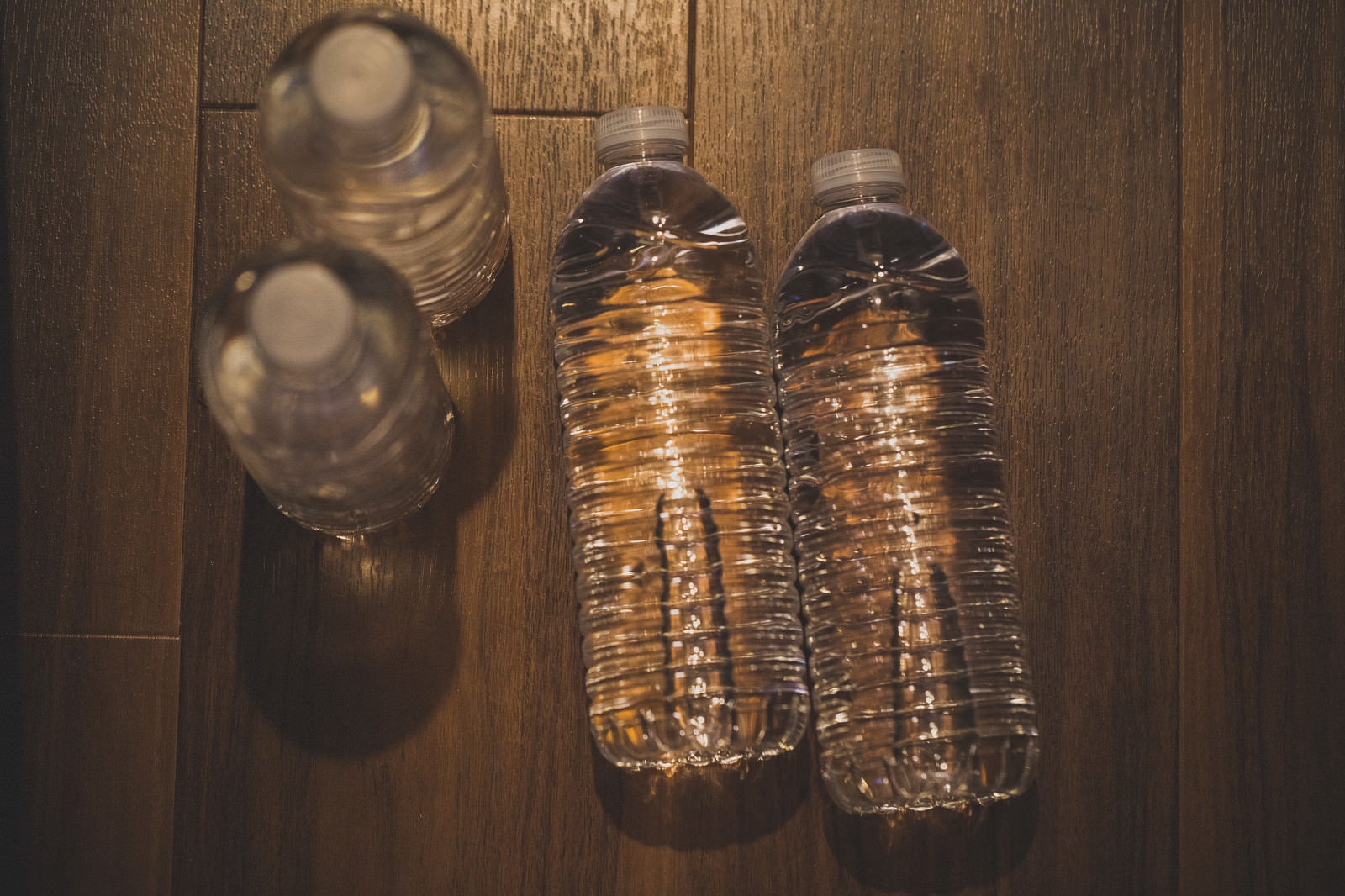 「床に置かれた水のペットボトル」の写真