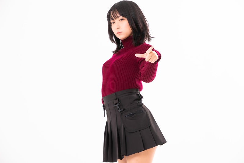 出口を指差す女性の写真