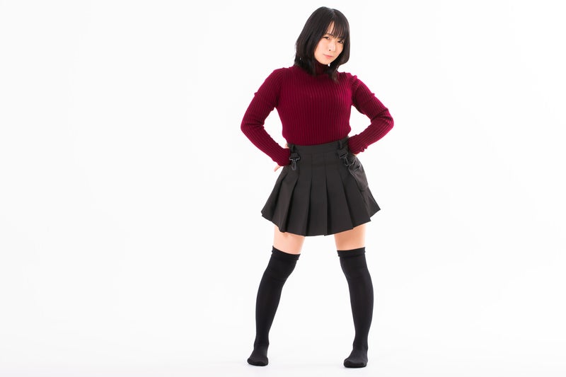 手を腰に当ててドヤ顔の女性の写真