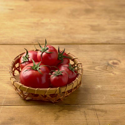 籠の中のミニトマトの写真